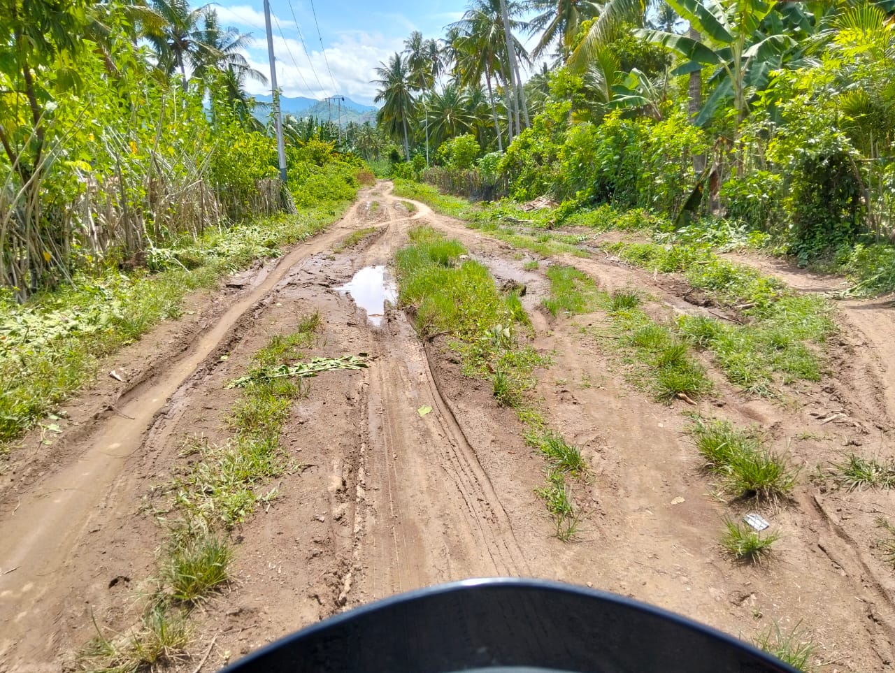 Warga Desa Umu Pertanyakan Perbaikan Jalan yang Kian Memprihatinkan